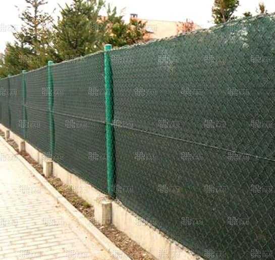 Забор из пластиковой сетки-рабицы: преимущества и недостатки, монтаж