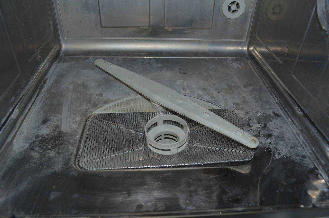 8 причин почему разводы на посуде после посудомоечной машины виднеются