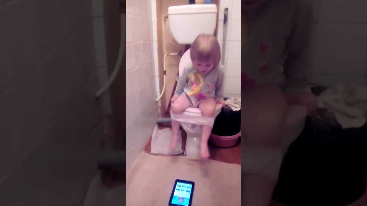 Подглядывание за мамой видео. Дети в туалете. Девочка в туалете. Девочка на горшке какает. Девочка на унитазе.