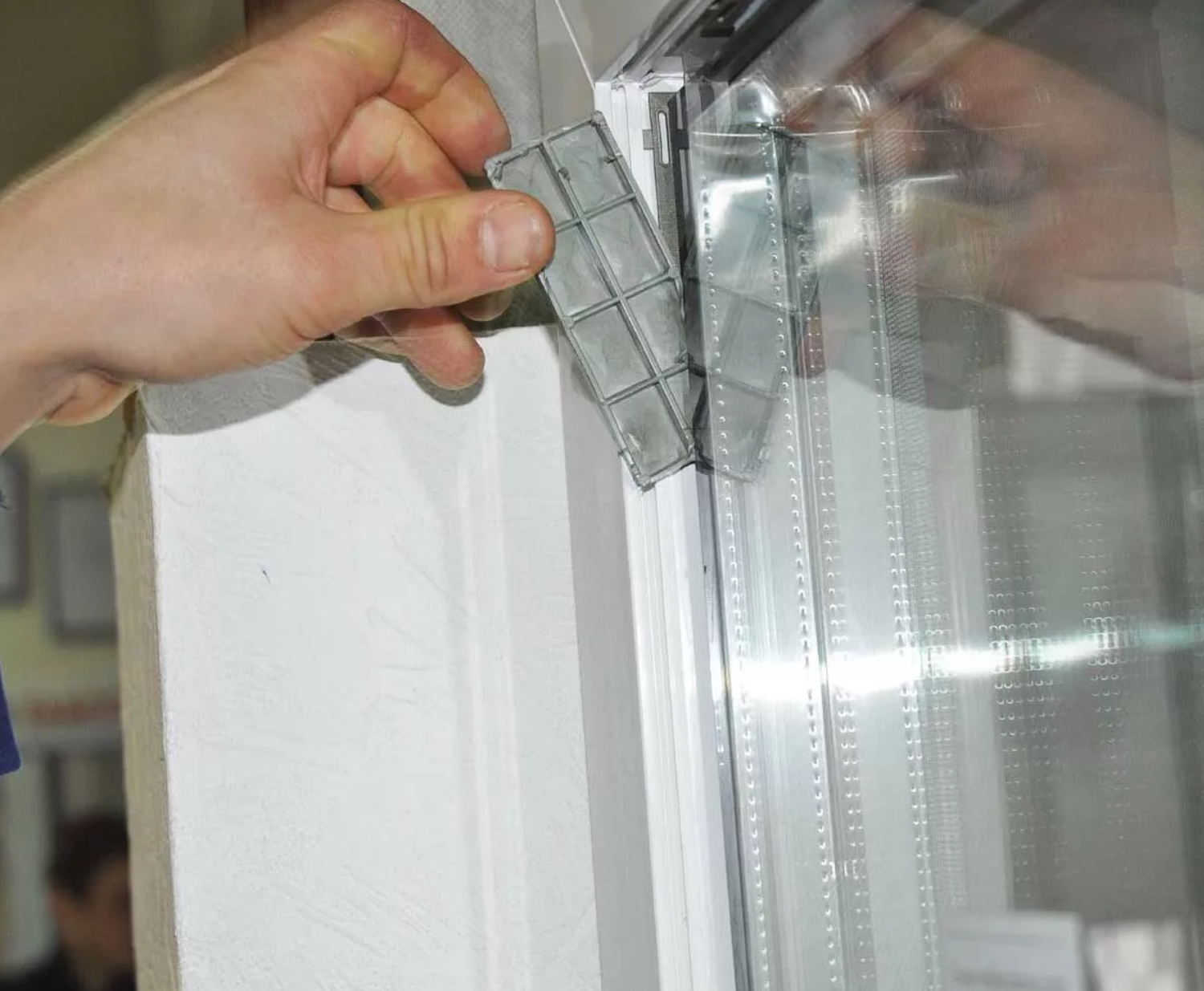 Замена уплотнителя в алюминиевых окнах. Демонтаж штапика пластикового окна. Пластиковая вставка в стеклопакет. Снятие стеклопакета. Подкладки для стеклопакета пластикового окна.