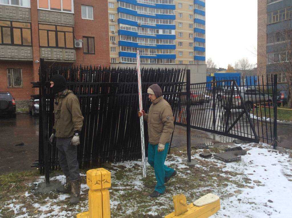 Правила установки забора между соседями в частном доме, снт и на даче в деревне по закону