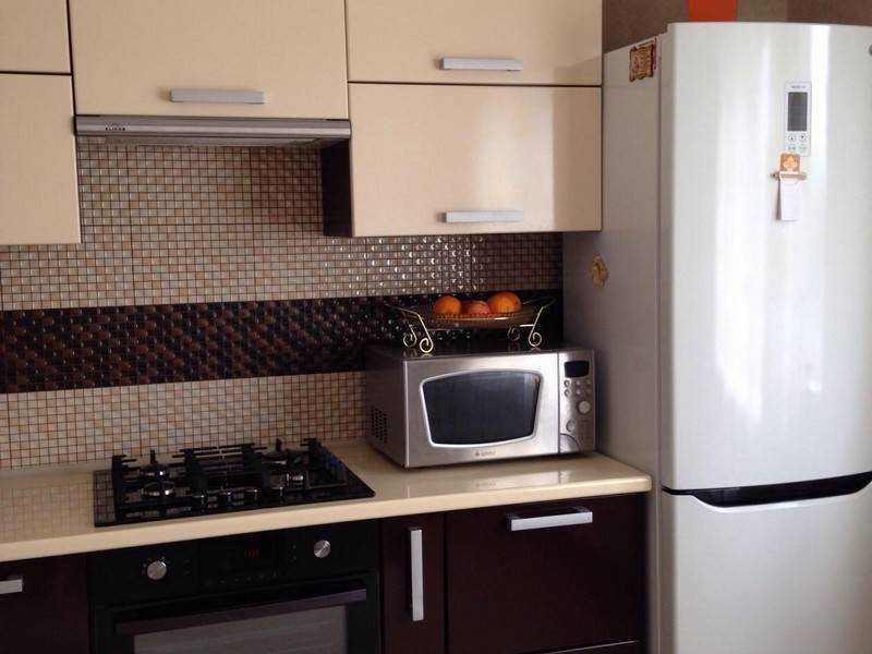 Куда поставить микроволновку на кухне: 22 совета