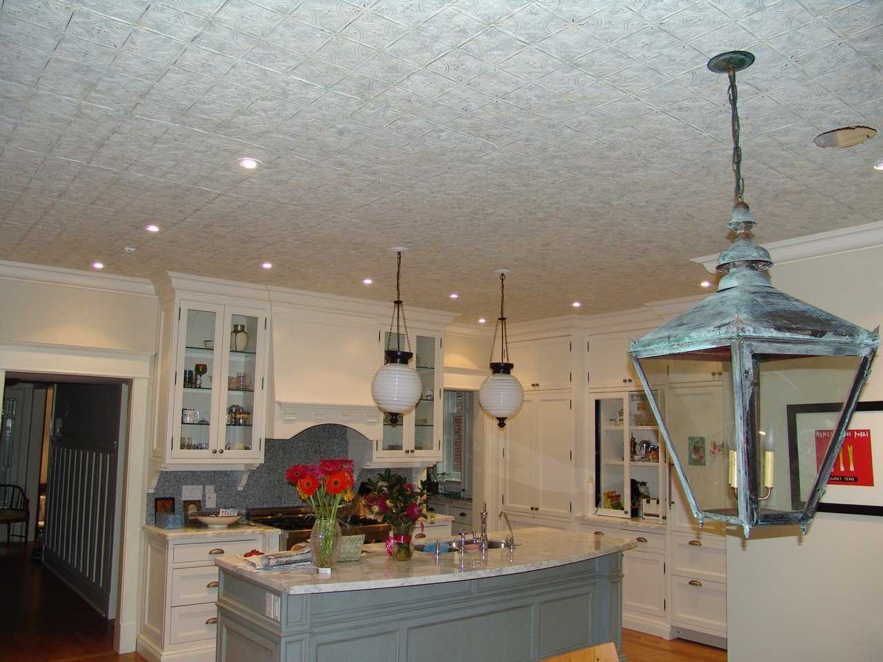 Варианты отделки потолка на кухне: 14 материалов, более 50 фото