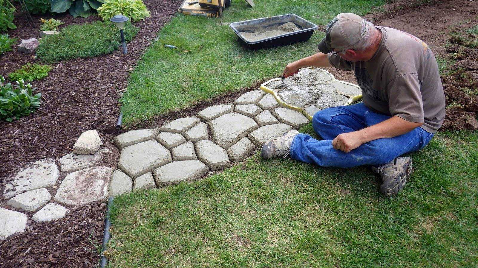 Мозаика из битой плитки. красивые узоры из битой керамической плитки. фото