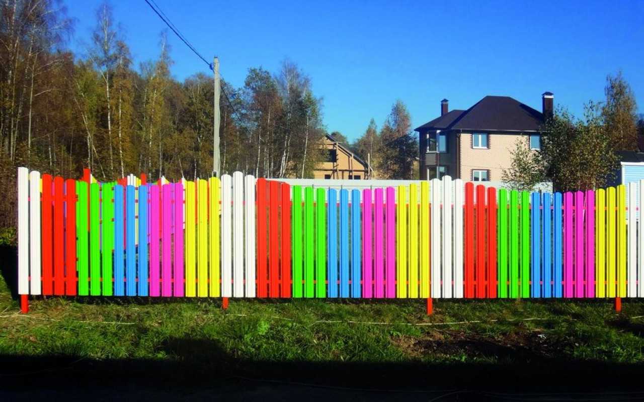 Каким цветом покрасить деревянный и металлический забор