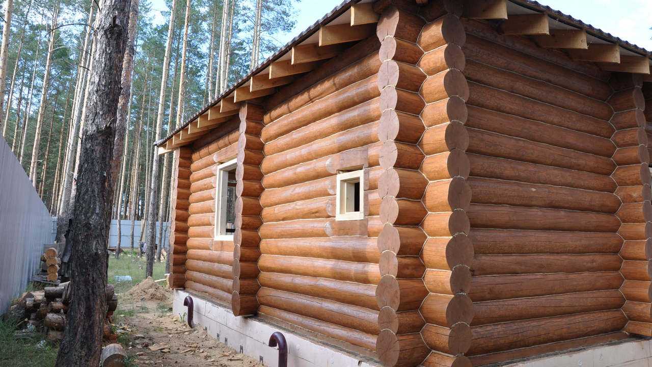 Красим сруб бани снаружи. актуальные пропитки, лаки и краски для дерева