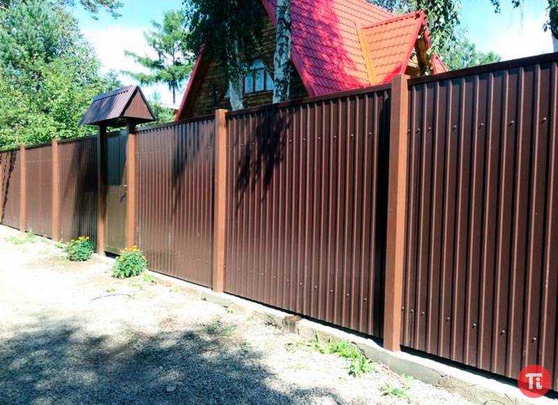 Использование заборов из профнастила в дизайне участка
