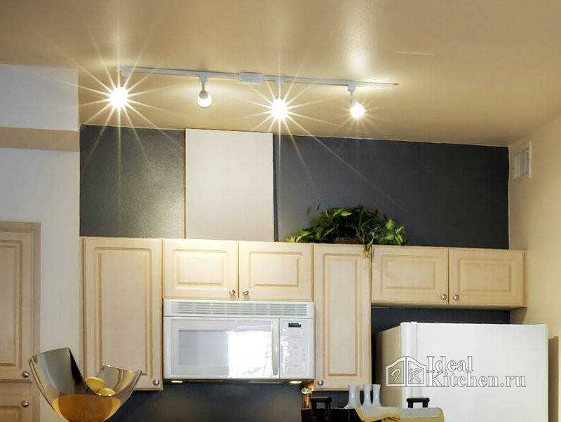 Какое освещение на кухне с натяжным потолком лучше – варианты освещения, преимущества и недостатки