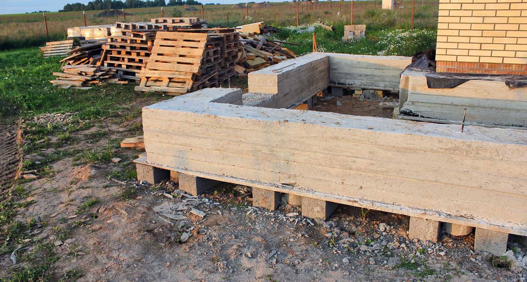 Мелкозаглубленный ленточный фундамент для дома из газобетона