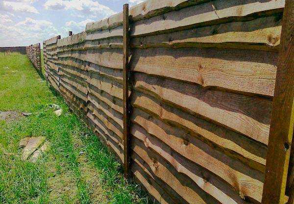 Строительство бюджетного варианта забора из необрезной доски