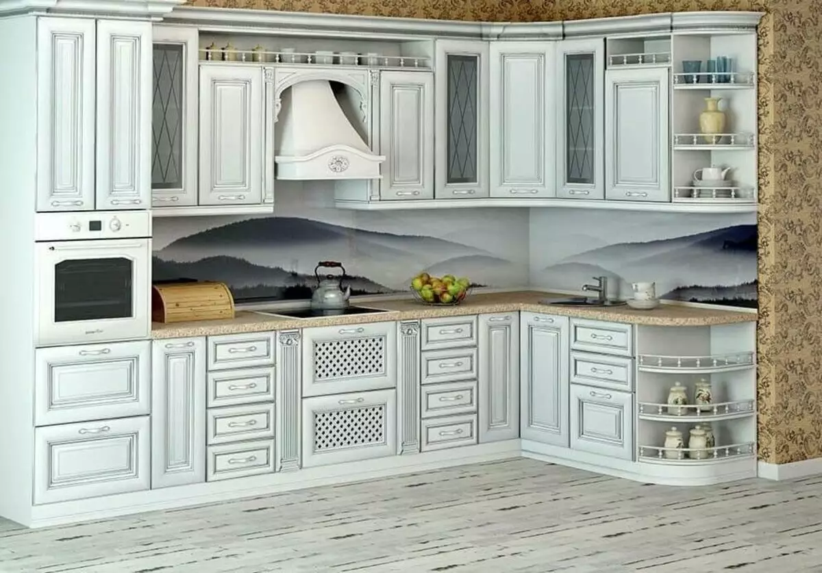белая кухня с золотой патиной в интерьере
