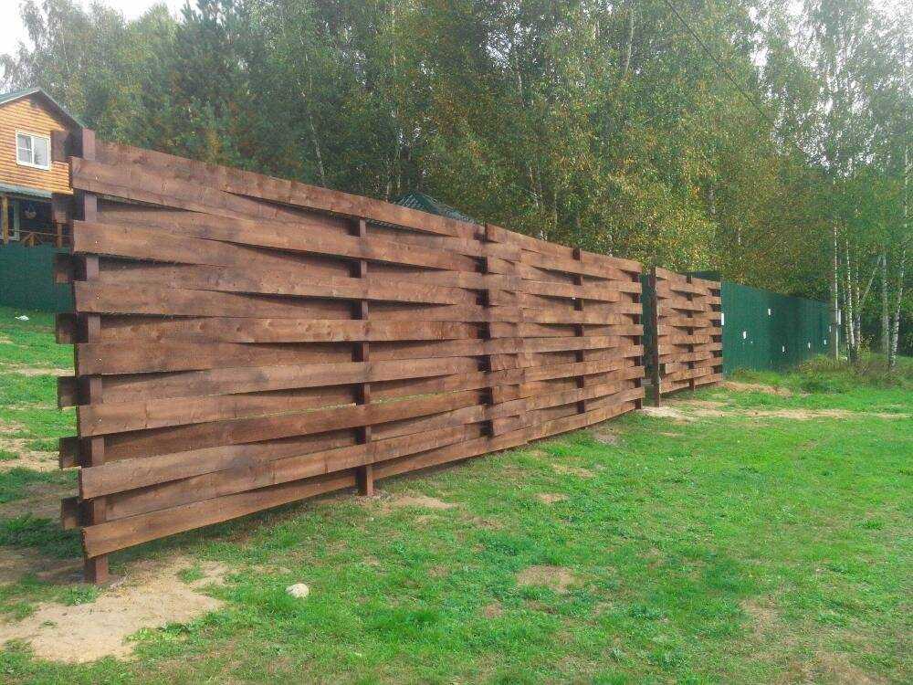 Плетеный забор из досок: фото, как сделать своими руками из дерева