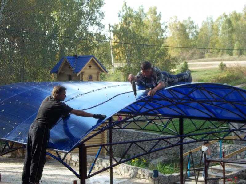 Можно ли крепить поликарбонат горизонтально сотами: советы и рекомендации